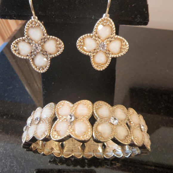 White Clover Bracelet and Earring Set - Picture 2 of 4